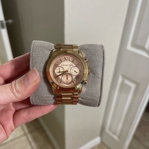Reloj en perfecto estado esta como nuevo solo se uso 3 veces es rose gold.